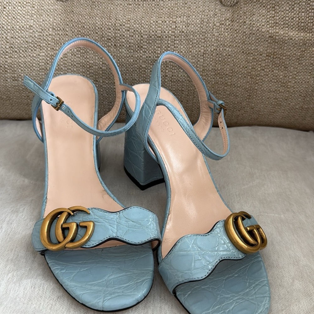 Gucci Light Blue Heels with Gold Logo - Picture 4 of 5
